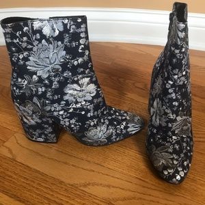 NWOT Merona retro vibes blue/silver booties w s8.5